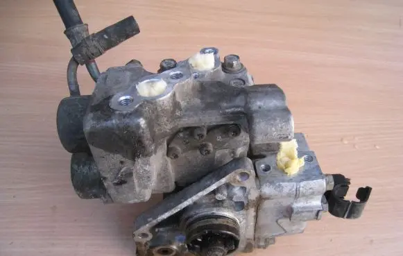 Volvo S40, V40 Fuel injection high pressure pump MD351017 MD347417