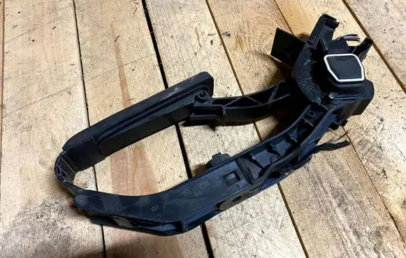 Mercedes-Benz C W203 Accelerator throttle pedal A2113000404 2113000404