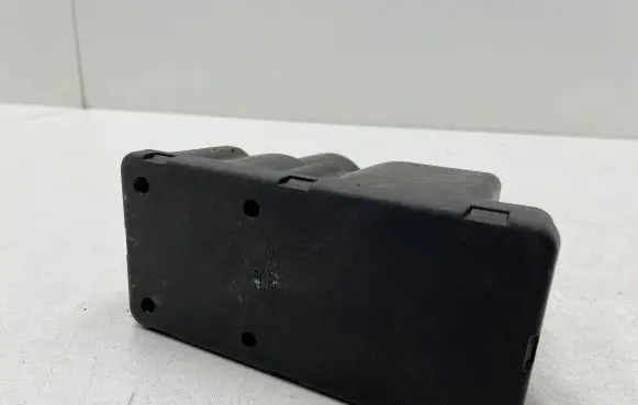 Audi 80 90 S2 B4 Central locking vacuum pump 443862257E
