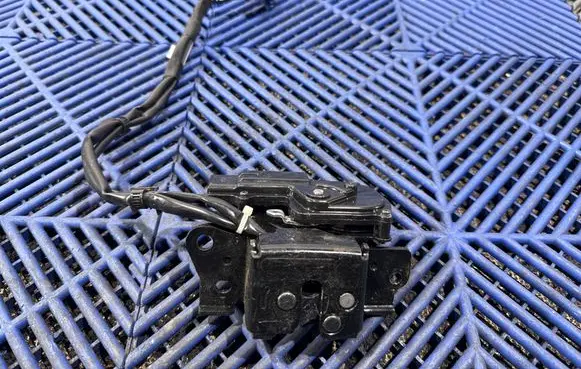 Loading door lock