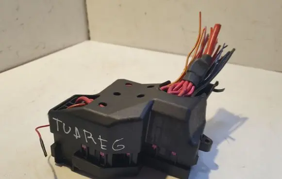 Volkswagen Touareg I Fuse module 7L0941828 7L0941824