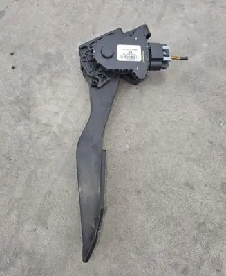 Accelerator throttle pedal