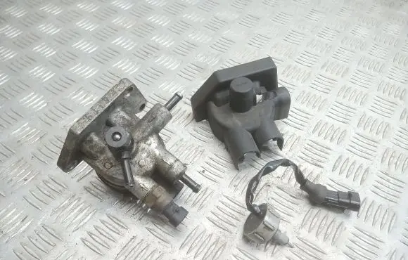 Hyundai Trajet Fuel filter bracket/mount holder 