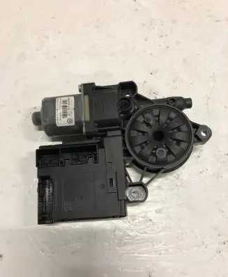 Volkswagen PASSAT CC Front door window regulator motor 3C0959793C 918432110