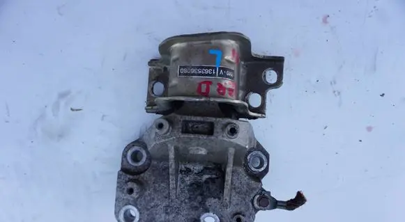 Engine mount bracket