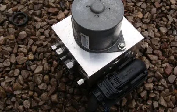 Jeep Grand Cherokee ABS Pump 68241677AB