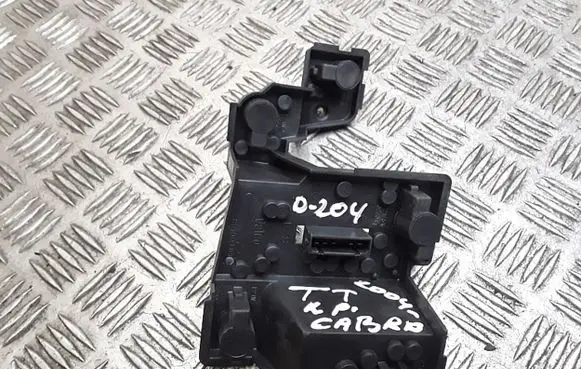 Audi TT Mk1 Tail light bulb cover holder 89100109