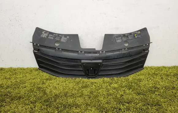 Dacia Sandero Front bumper upper radiator grill 8200735104