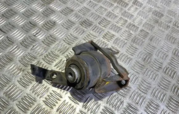 Toyota Avensis T250 Engine mount bracket