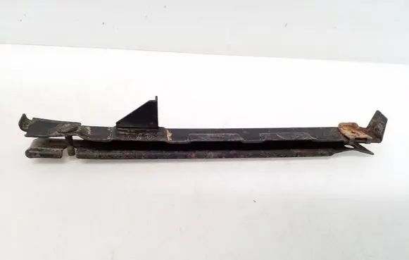 Front bumper mounting bracket