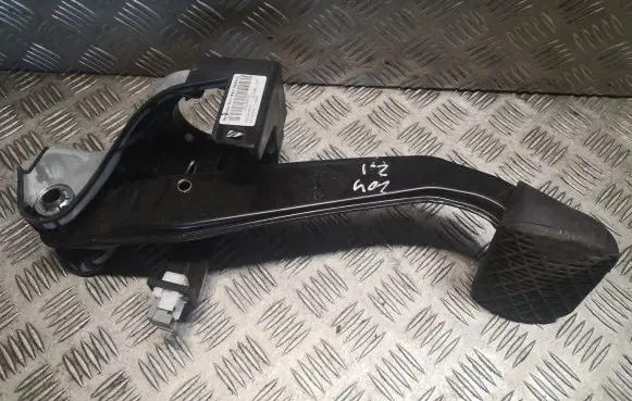 Mercedes-Benz C W204 Brake pedal 2042902201 A2042902201