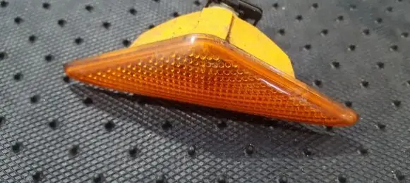Ford Focus Front fender indicator light