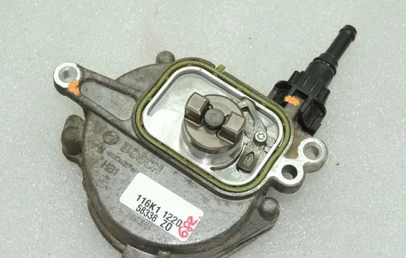Toyota Yaris XP210 Vacuum pump 29300F2030 29300F2031