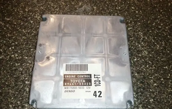 Toyota Avensis T220 Engine control unit/module 8966105420