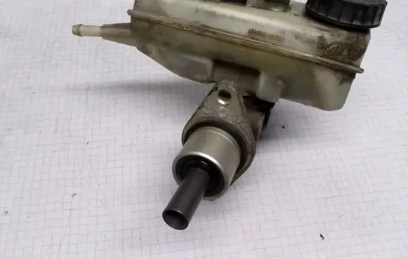 Volkswagen Golf III Master brake cylinder 03350882762 03350882751