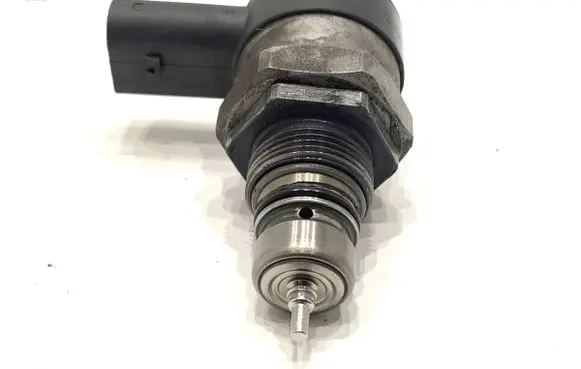 Volkswagen Golf VII Fuel pressure regulator 057130764AB