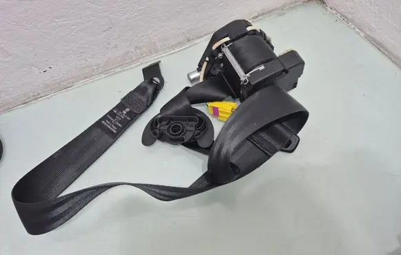 Volkswagen Touran I Front seatbelt 1T1857706B