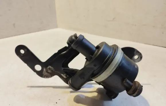 Skoda Fabia Mk2 (5J) Water pump 6R0965561A