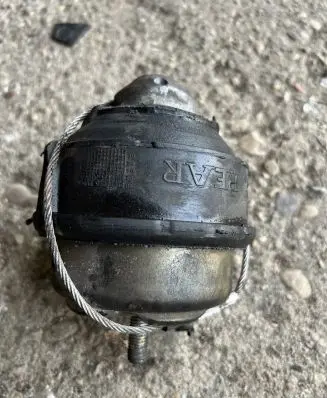 Volvo XC90 Engine mount bracket
