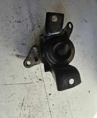 Toyota Corolla E120 E130 Engine mount bracket