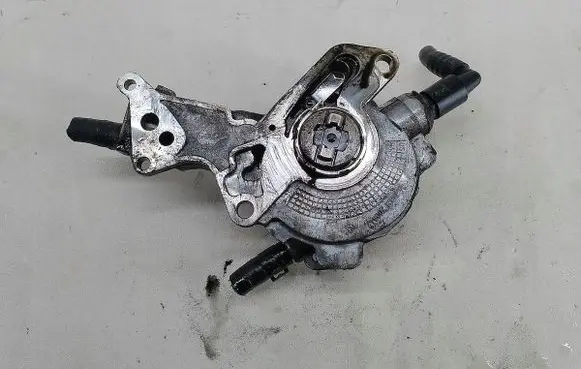Volkswagen Golf V Vacuum pump 038145209K