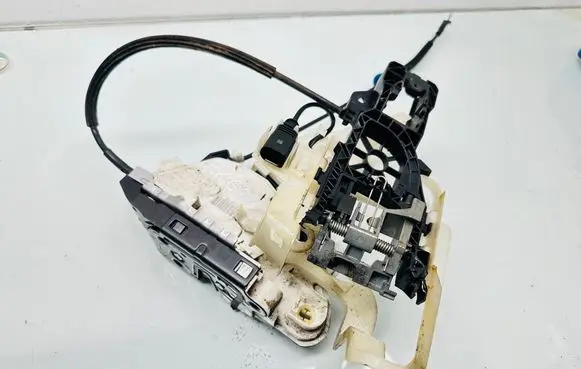 Volkswagen PASSAT CC Front door lock 5N1837015E