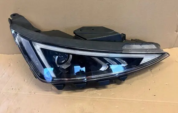 Hyundai Elantra VI Headlight/headlamp 92102F2