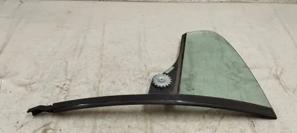 BMW 6 F06 Gran coupe Rear vent window glass 485712