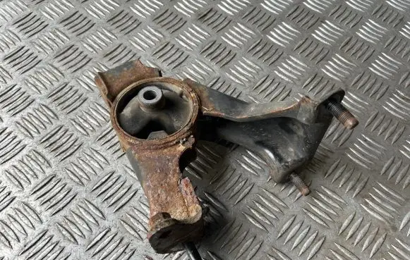 Toyota Avensis T250 Engine mount bracket