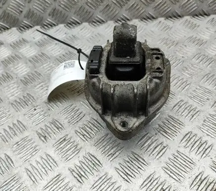 BMW 6 F12 F13 Engine mount bracket 6777371