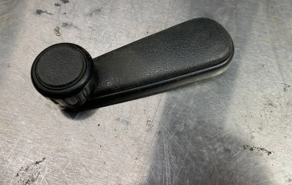 Volkswagen Golf II Rear door window winding handle 191837579