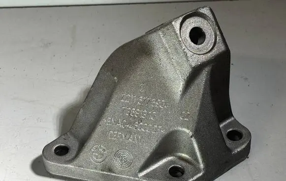 Engine mounting bracket