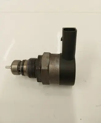BMW 5 E60 E61 Fuel pressure regulator 0281002481 3104