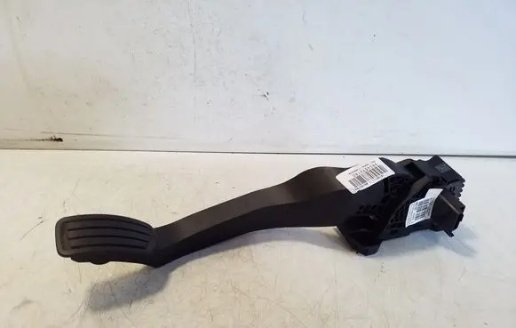 Accelerator throttle pedal