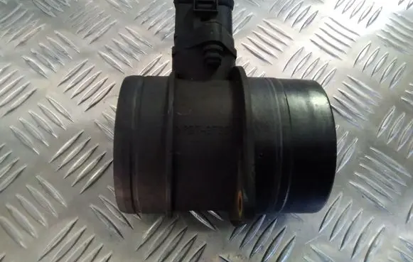Skoda Octavia Mk2 (1Z) Mass air flow meter 0281002461 074906461B