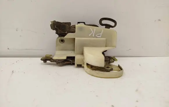 Opel Astra F Front door lock 90452373