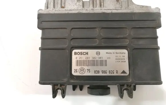 Volkswagen Golf III Engine control unit/module 038906026R 0261203302