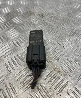 Volkswagen Golf VI Glow plug pre-heat relay 04L907281 51299026