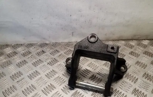 Honda FR-V Engine mounting bracket