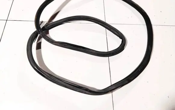 Skoda Octavia Mk2 (1Z) Rubber seal front coupe door 1z0867365d