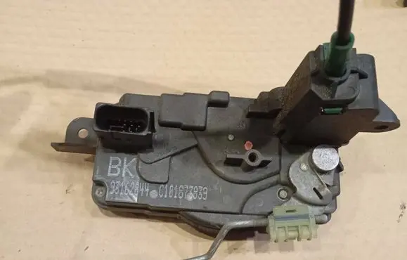 Opel Tigra B Front door lock 93162844 C101873833
