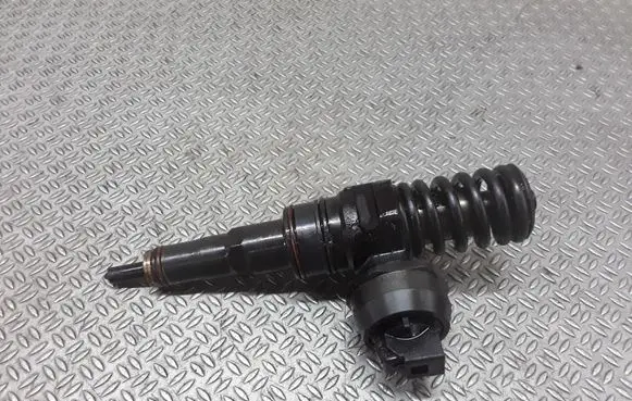 Volkswagen Golf IV Fuel injector 038130073AJ