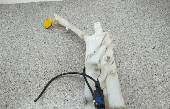 Renault Clio III Windshield washer fluid reservoir/tank