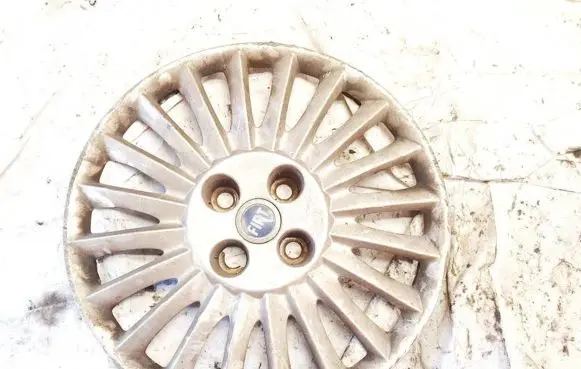 Fiat Punto (188) R14 wheel hub/cap/trim b632