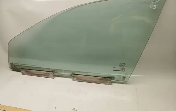 Volvo V70 Front door window glass four-door 43R001106 E000186