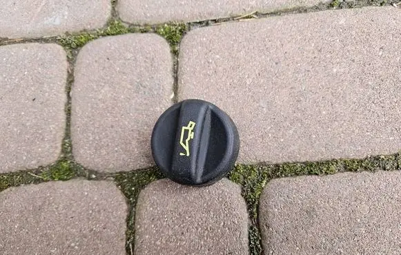 Opel Mokka B Oil filler cap 9670015080 9674157180