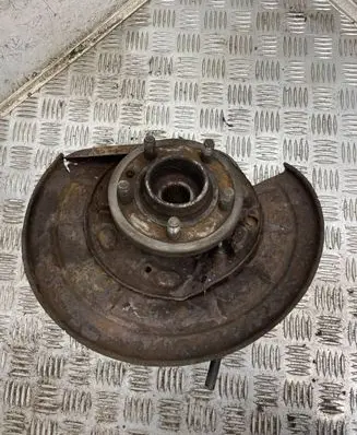 Land Rover Discovery 3 - LR3 Rear wheel hub