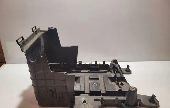 Volkswagen PASSAT B7 Battery box tray 1K0915333