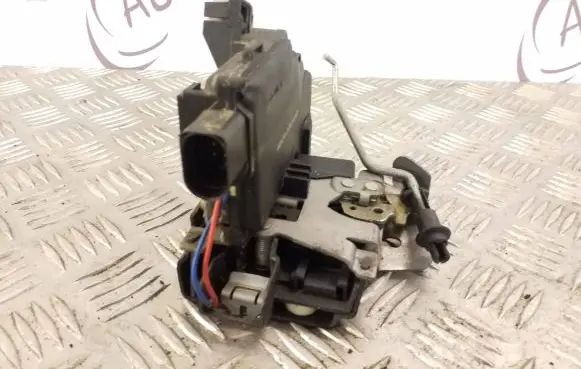 Audi A4 S4 B5 8D Rear door lock 4B0839015D 630S