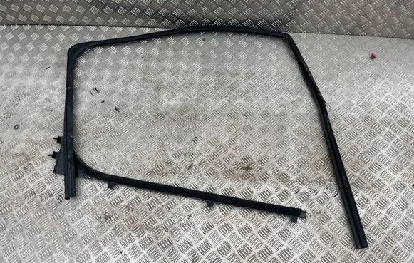 Opel Vivaro Rubber seal front door window/glass